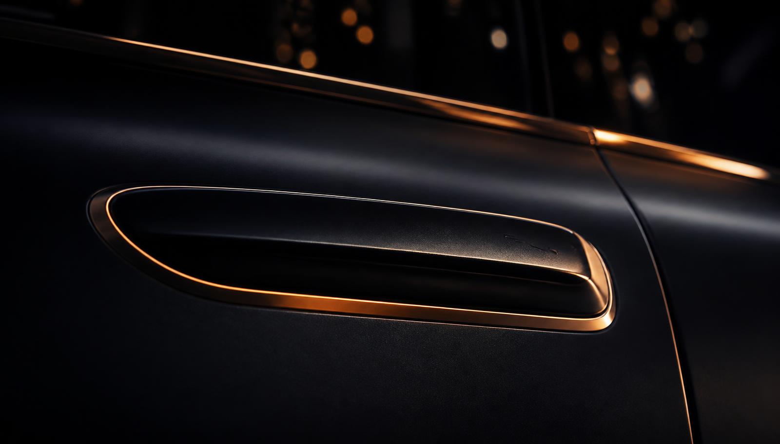 Detalhe da maçaneta e linha lateral de um veículo premium sob luz dourada